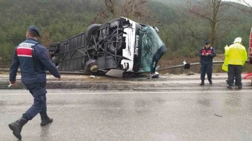 Isparta-Antalya karayolunda yolcu otobüsü devrildi: 8 yaralı
