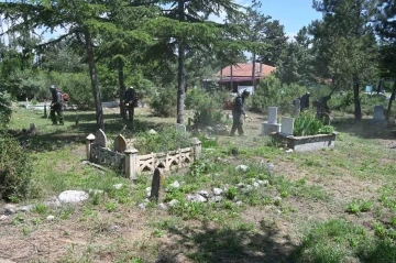 Isparta Belediyesi tarafından Mezarlık alanları temizlenerek, otlar biçiliyor
