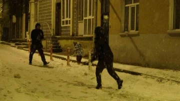 Isparta beyaza büründü, karın tadını vatandaşlar kar topu oynayarak çıkardı
