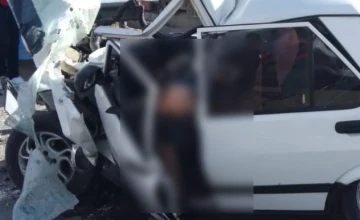 Isparta’da otomobil yol süpürme aracına çarptı: 2 ölü
