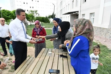 Isparta Valisi Aydın Baruş depremzedelerin bayramını kutladı
