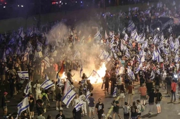 İsrail’de bir sürücü aracıyla protestocuların arasına daldı: 1 yaralı
