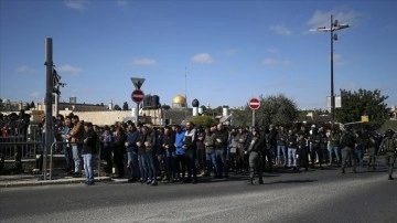 İsrail güçleri, Filistinlilerin cuma namazını Mescid-i Aksa'da kılmasına yine engel oldu