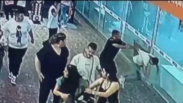 İstanbul’da AVM’de &quot;yan baktın&quot; kavgası kamerada
