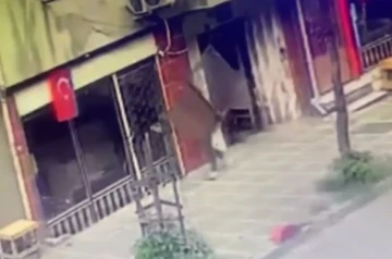 İstanbul’da ilginç hırsızlık kamerada: Apartman kapısını söküp çaldı
