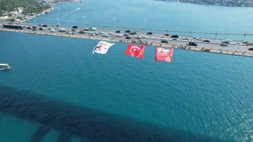 İstanbul’da köprülere dev Türk bayrakları asıldı
