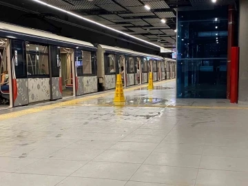 İstanbul’da metronun tavanından sular aktı
