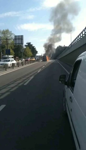 İstanbul’da otomobil alev topuna döndü: Vatandaş haber spikeri gibi olayı anlattı
