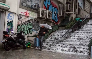 İstanbul’da sağanak yağış vatandaşlara zor anlar yaşattı
