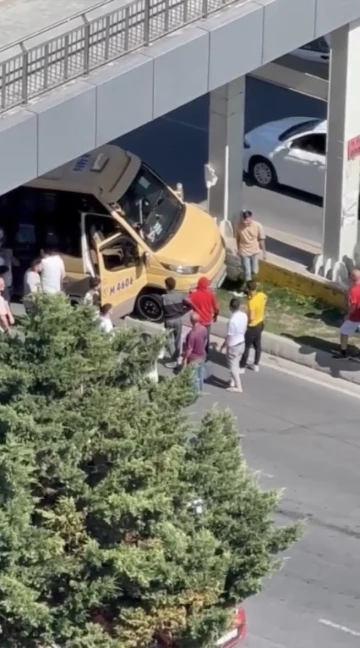 İstanbul’da trafikte akılalmaz olay kameraya yansıdı: Siniri krizi geçirip minibüsün direksiyonunu kırdı
