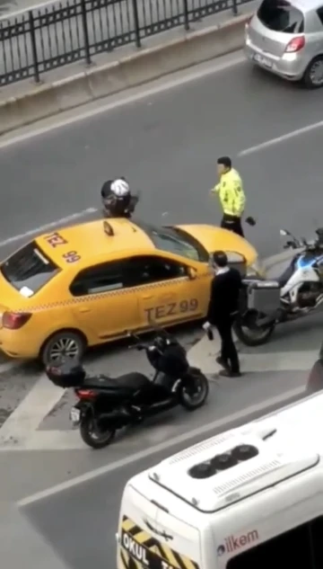 İstanbul’un göbeğinde trafik kavgası kamerada: Taksinin aynasını kırdı
