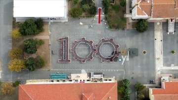 İstanbul'da 600 öğrenciyle "100. yıl" yazılarak Cumhuriyet kutlandı