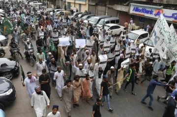 İsveç’teki Kur’an-ı Kerim’e saldırı Pakistan’da protesto edildi
