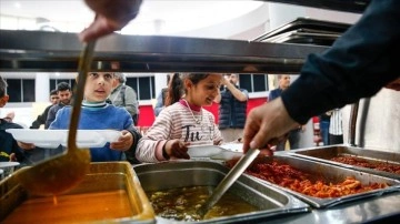 İtalyan şefler gemide hazırladıkları yemeklerle depremzedelere iftar sofrası kuruyor