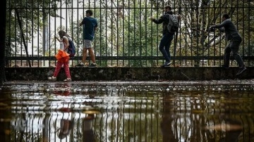 İtalya'nın kuzeyi olumsuz hava koşullarıyla, güneyi ise yangınlarla mücadele ediyor