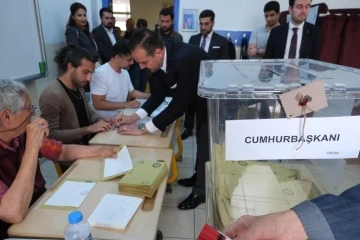 İYİ Parti Sözcüsü Kürşad Zorlu Ankara’da oyunu kullandı
