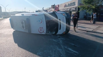 İzmir’de ambulans ile kamyonet çarpıştı: 3 yaralı
