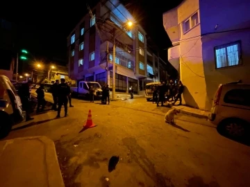 İzmir’de bıçaklı kavga: 1’i ağır 2 yaralı
