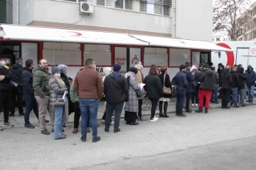 İzmir’de deprem bölgesi için kan bağışı seferberliği
