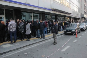 İzmir’de vatandaşlar Sosyal Güvenlik Kurumuna akın etti