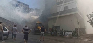 İzmir’de inşaat malzemeleri deposunda yangın
