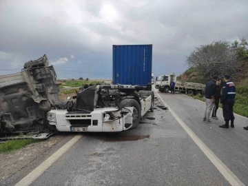 İzmir’de kamyonla tır çarpıştı: 1 ölü
