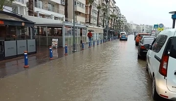 İzmir’de kuvvetli sağanak etkili oluyor
