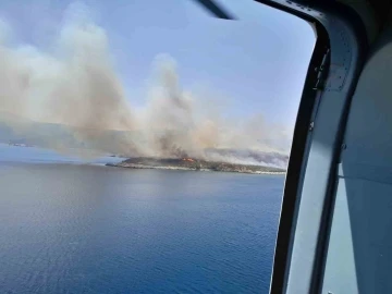 İzmir’de makilik alanda yangına havadan ve karadan müdahale
