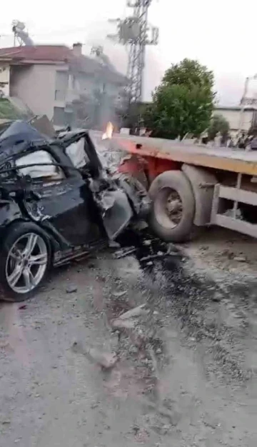 İzmir’de otomobil tırın dorsesine ok gibi saplandı: 1 ölü
