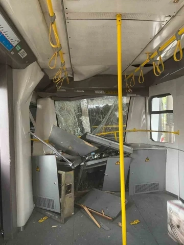 İzmir’de seyir halindeki metro, Sanayi durağında raydan çıkarak duvara çarptı. Bölgeye çok sayıda ekibin sevk edildiği öğrenildi.
