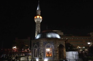 İzmir’de tüm camilerden aynı anda sela sesleri yükseldi
