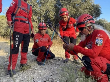 İzmir’deki depremde oğlunu kaybetti, yardım için enkaz alanına koştu
