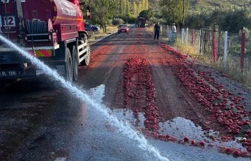 İzmir’de yangından dönen Balıkesirli itfaiyeciler Manisa’da yola saçılan domatesleri temizledi