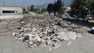 İzmir’in göbeğinde esnafı bezdiren çöp dağları: &quot;Mikrop kapıp hasta olacağız&quot;
