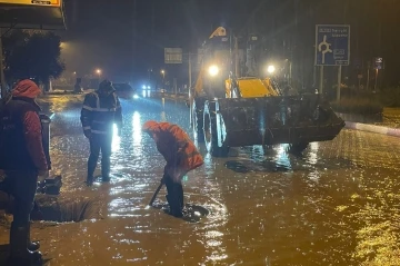 İzmir’in ilçeleri sağanağa teslim oldu