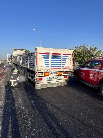 İzmir yangınından dönerken alev alan tıra müdahale ettiler
