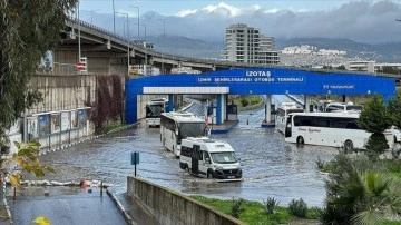 İzmir'de kuvvetli rüzgar ve sağanak hayatı olumsuz etkiliyor