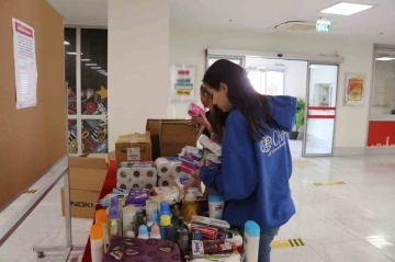 İzmirli öğrencilerin hazırladığı ‘kadın dayanışma paketleri’ teslim edildi
