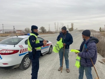 Jandarma çobanlara reflektif yelek dağıttı
