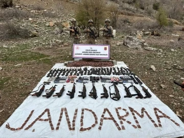 Jandarma, Cudi Dağı’nda çok sayıda mühimmat ve patlayıcı ele geçirdi