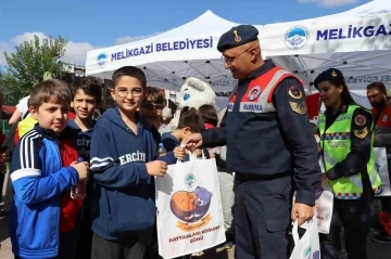 Jandarma’dan öğrencilere hayvanat bahçesi gezisi
