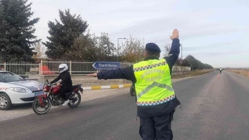 Jandarma ekipleri, motosiklet sürücülerine &quot;Reflektif&quot; yelek dağıttı
