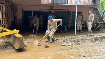 Jandarma ekiplerinden selzede vatandaşlara yardım eli
