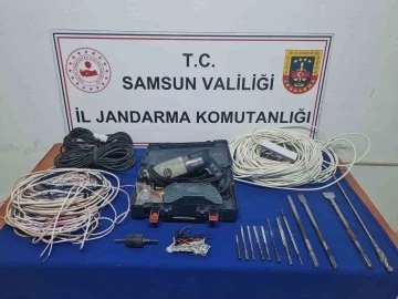 Jandarma kaçak kazı yapan 2 kişiyi yakaladı
