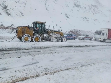 Jandarma karda mahsur olan vatandaşları kurtardı