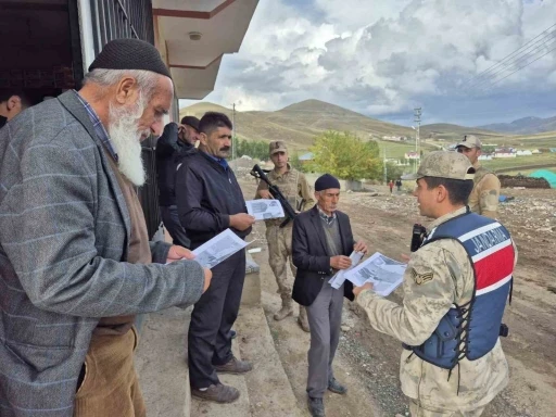 Jandarma köylerde dolandırıcılık konusunda vatandaşları bilgilendiriyor
