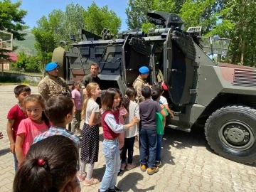 Jandarma personeli öğrencilerle bir araya geldi
