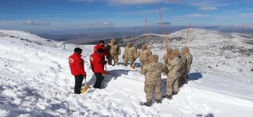 Jandarmadan nefes kesen çığ tatbikatı
