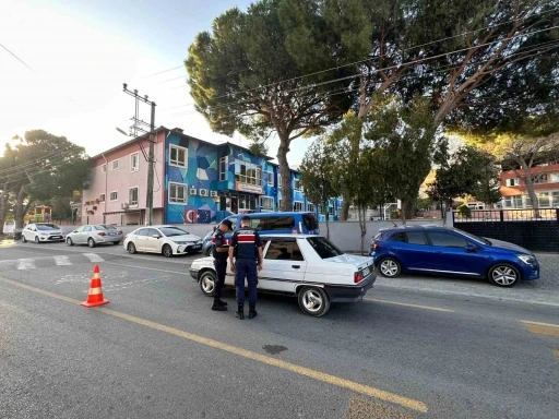 Jandarmadan okul önlerinde ve servis araçlarında denetim
