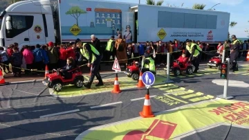 Jandarmanın mobil trafik eğitimi ile öğrenci ve yetişkinler bilinçlendirildi
